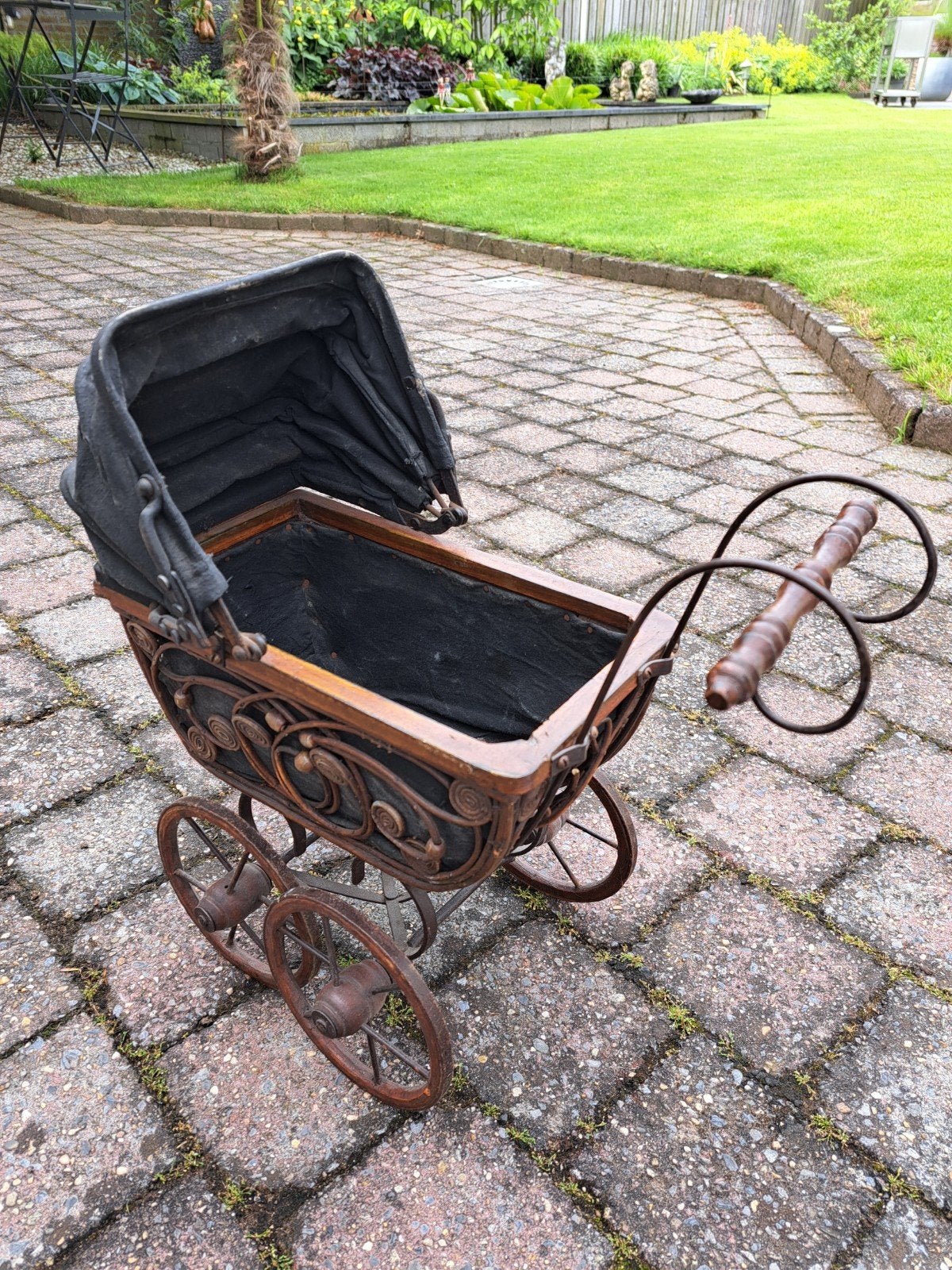 Antieke Poppenwagen met Bewegend Mechanisme, Ophalen of Verzenden, Babypop
