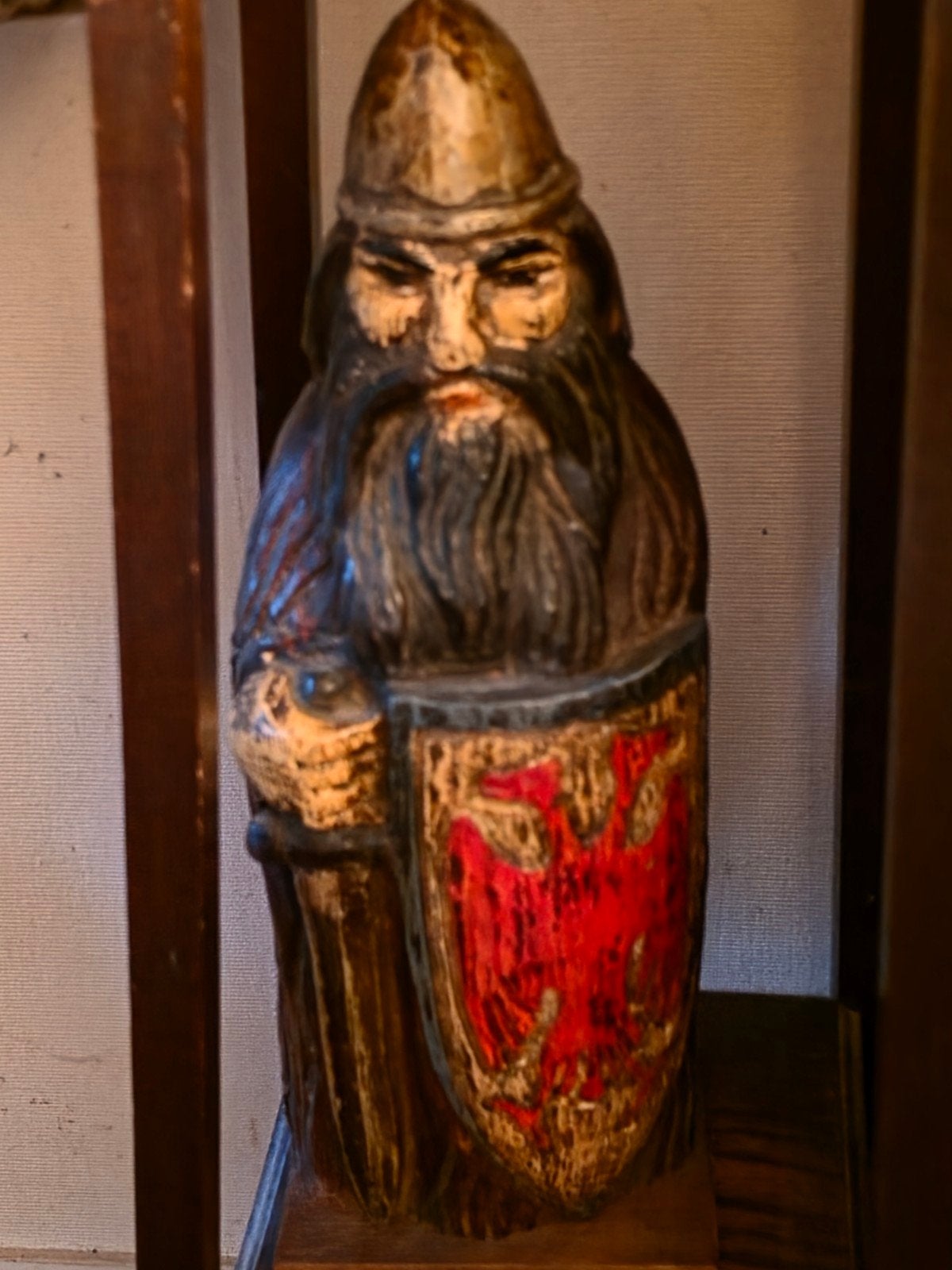 Houten beeld van een Viking krijger met schild, Antiek en Kunst, Ophalen of Verzenden, 20 - 50 cm, Beeld, Hout