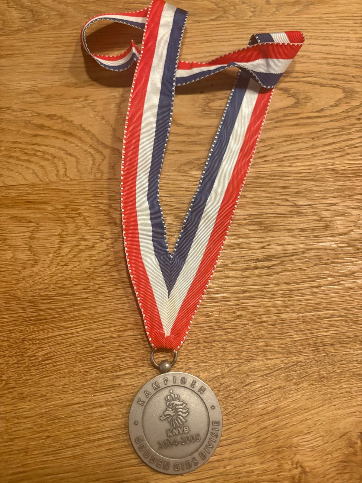 KNVB Kampioen Gouden Gids Divisie 2004-2005 Medaille, Ophalen of Verzenden, Overige materialen, Nederland