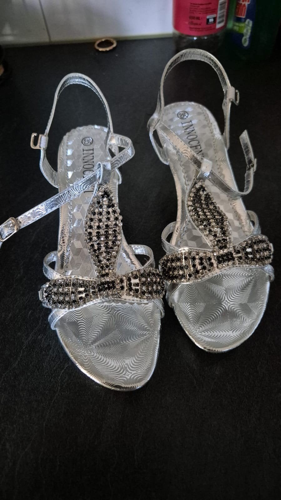 Nieuwe zilverkleurige sandalen met hak - Maat 40, Kleding | Dames, Ophalen of Verzenden, Nieuw, Overige kleuren, Sandalen of Muiltjes