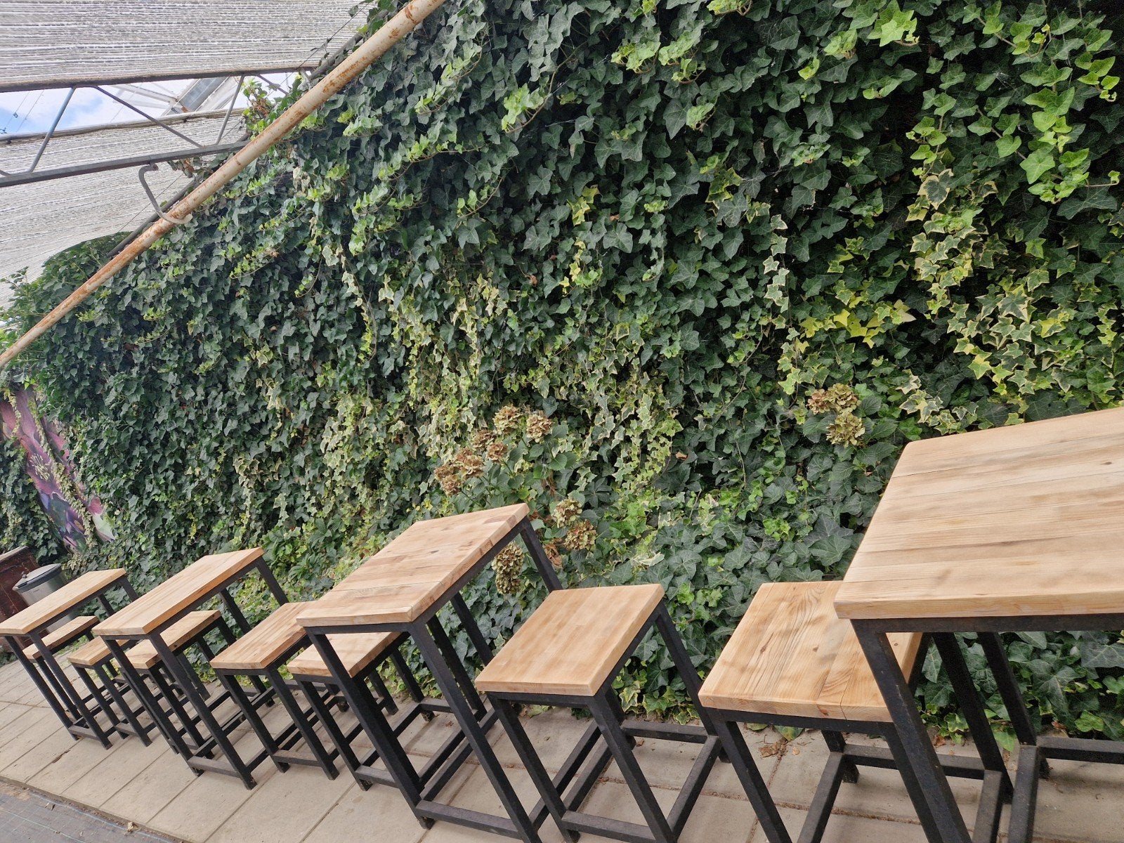 Bistro tafels en krukjes van vuurhout, Ophalen, Gebruikt, Overige houtsoorten