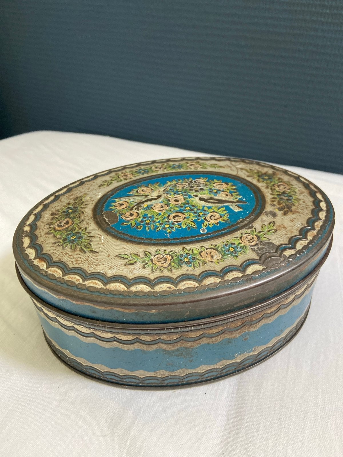 Vintage ovaal blikje met bloemen en vogels, Ophalen of Verzenden, Gebruikt, Koek(jes), Overige merken