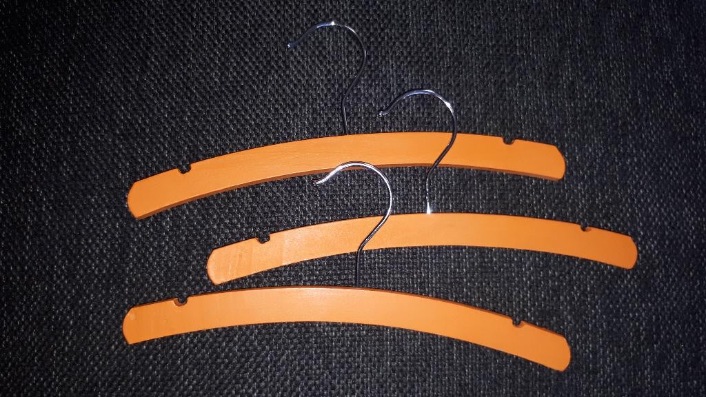 3x houten baby kleerhangers oranje, Kinderen en Baby's, Ophalen of Verzenden, Gebruikt