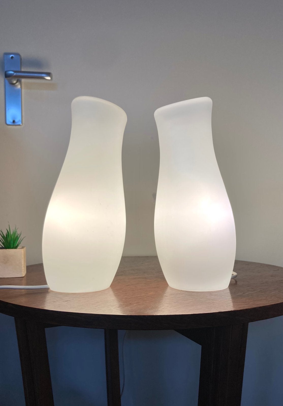 Set vintage Ikea lampen wit geblazen glas., Huis en Inrichting, Lampen | Tafellampen, Zo goed als nieuw, Glas, E14 (klein), Met schakelaar