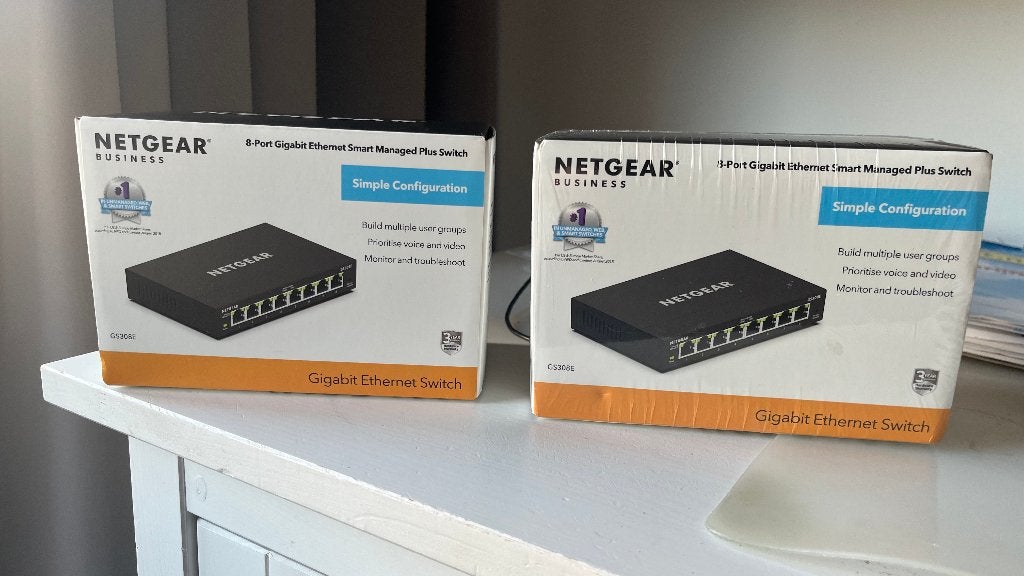 New NETGEAR 2 GS308 8-Port Switche, Ophalen of Verzenden, Nieuw