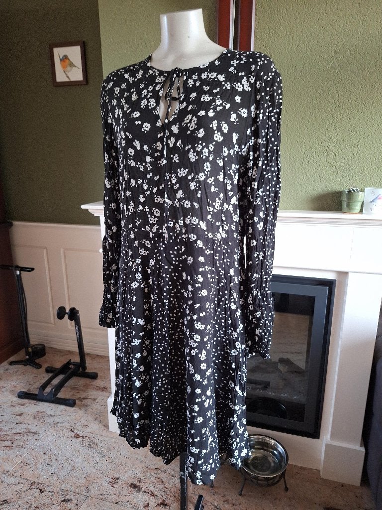 Caroline Biss zwart met witte bloemen jurk 40, Kleding | Dames, Jurken, Maat 38/40 (M), Verzenden, Zwart, Zo goed als nieuw