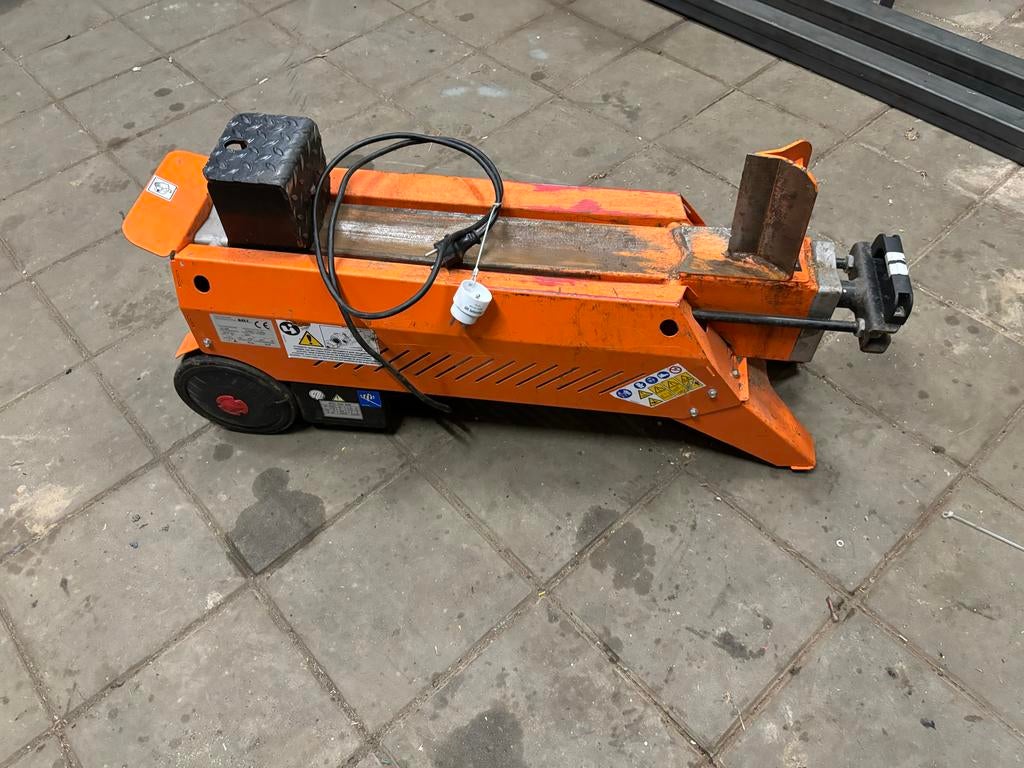 7 ton Bell houtklover te huur, Ophalen, Gebruikt