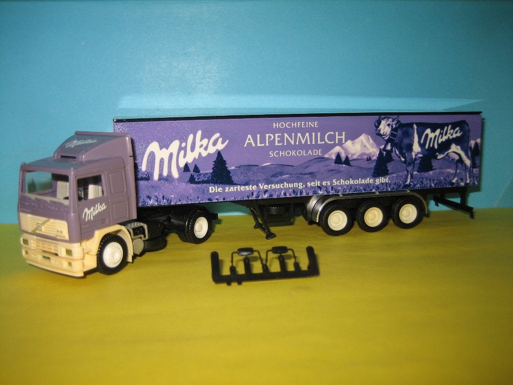 Milka-Alpenmilch  VOLVO F-12 met oplegger  Herpa/Albedo, Ophalen of Verzenden, Zo goed als nieuw, Bus of Vrachtwagen, Herpa