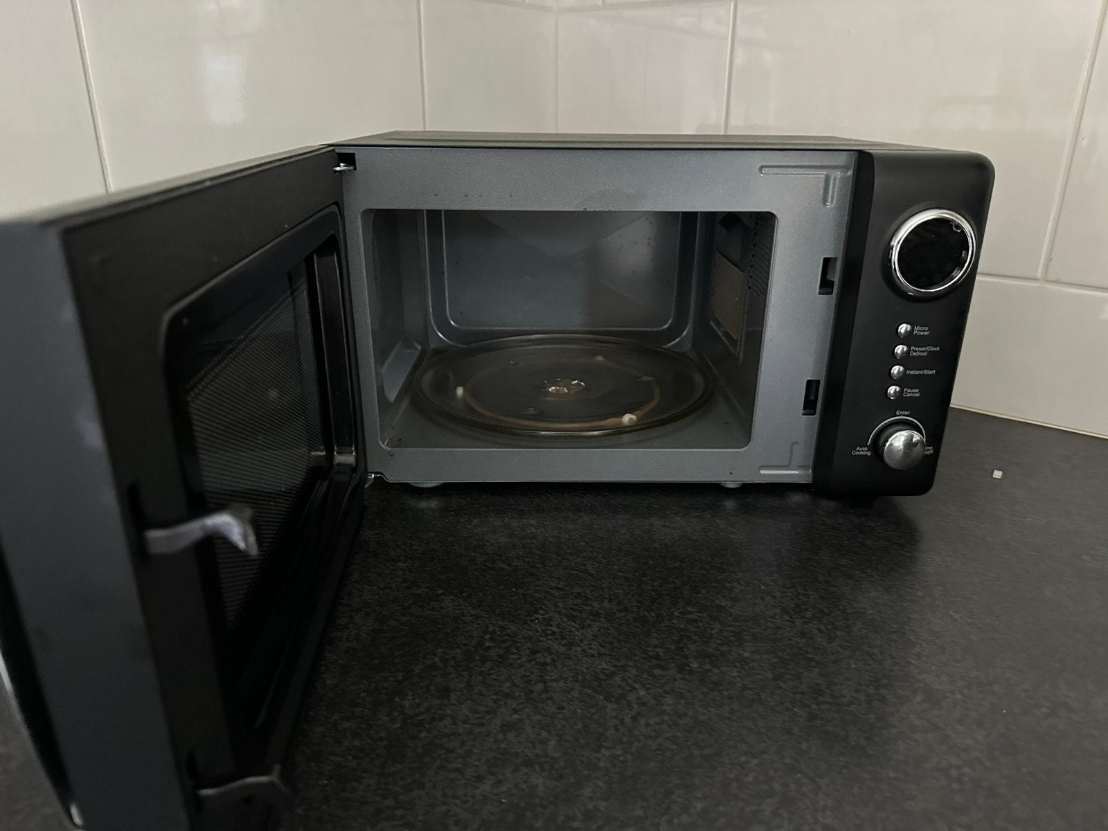 Nette zwarte magnetron met draaiplateau, Ophalen, Gebruikt, Magnetron, Draaiplateau