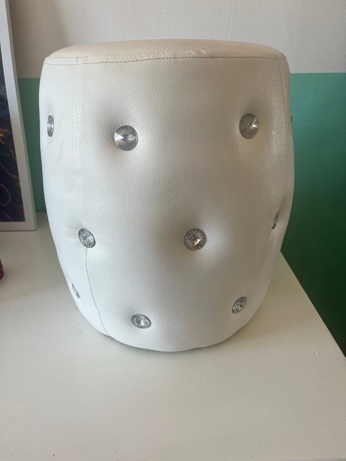 Witte poef met kristallen knopen, Ophalen, Rond, Zo goed als nieuw, Minder dan 50 cm