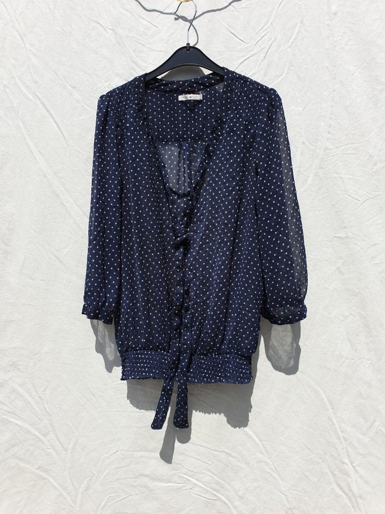 Donkerblauwe blouse, witte stippen. Mt 40. Merk Only, Kleding | Dames, Blouses en Tunieken, Maat 38/40 (M), Blauw, ., Ophalen of Verzenden