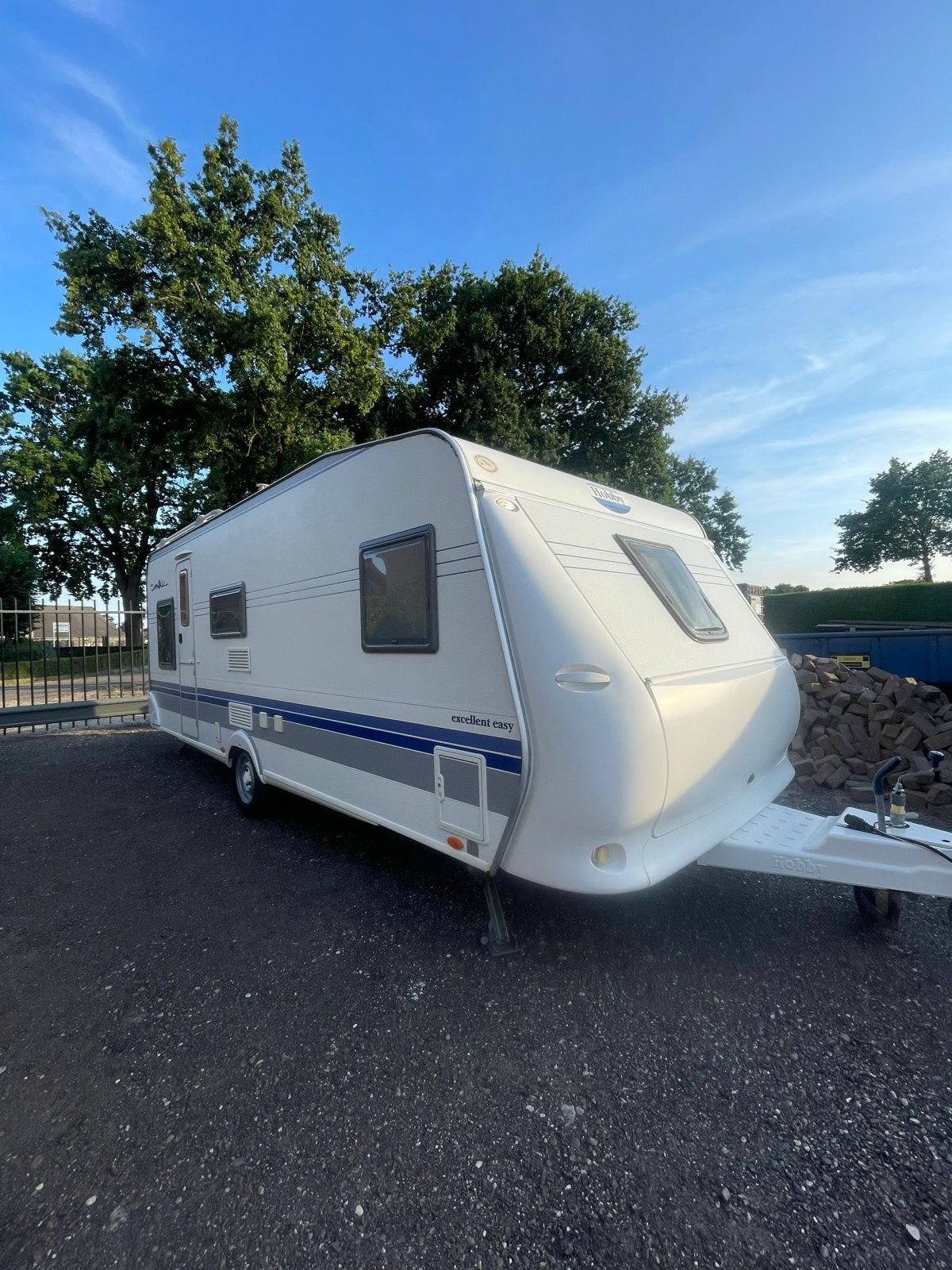 Hobby KMFE 560 (2005) met Dorema voortent en luifel, Caravans en Kamperen, Hobby, Treinzit, Particulier, Tot en met 6