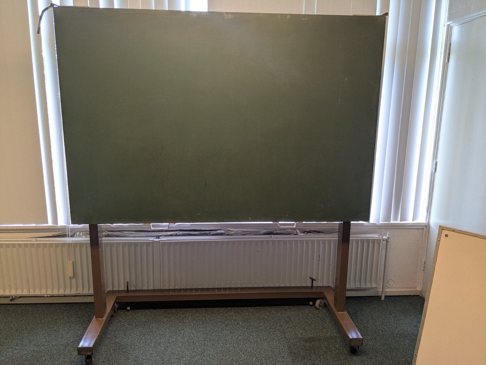 Schoolbord berijdbaar. Tevens in hoogte verstelbaar. 166x110, Ophalen