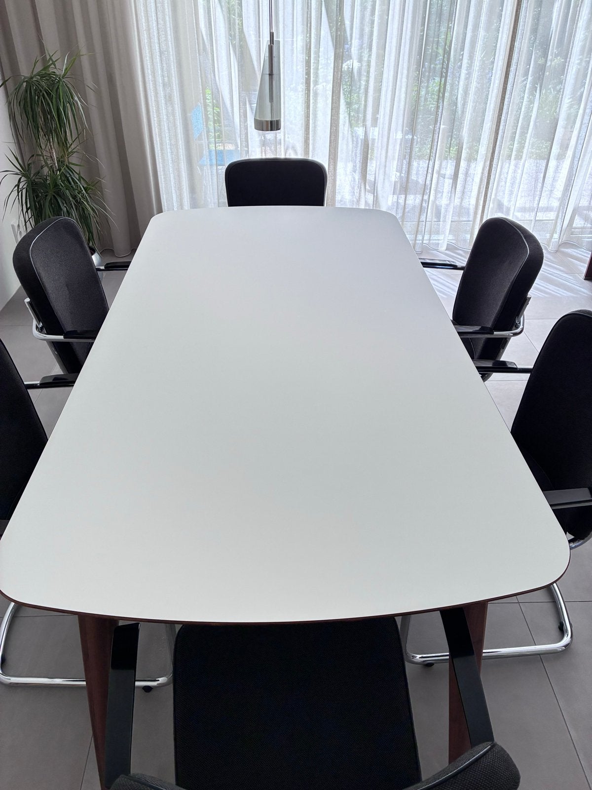 Eettafel Sav&Okse Tomrer - Wit Fenix blad, Walnoot onderstel, Huis en Inrichting, Tafels | Eettafels, Ophalen, 50 tot 100 cm, Zo goed als nieuw