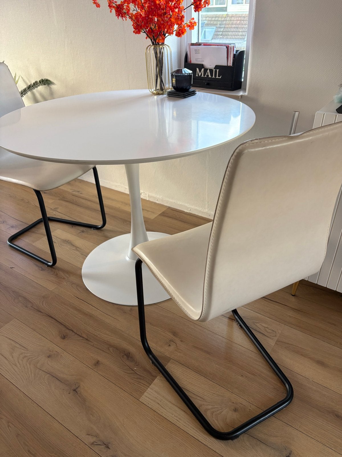Ronde eettafel wit met 4 stoelen, Ophalen, Kunststof, Gebruikt, 50 tot 100 cm