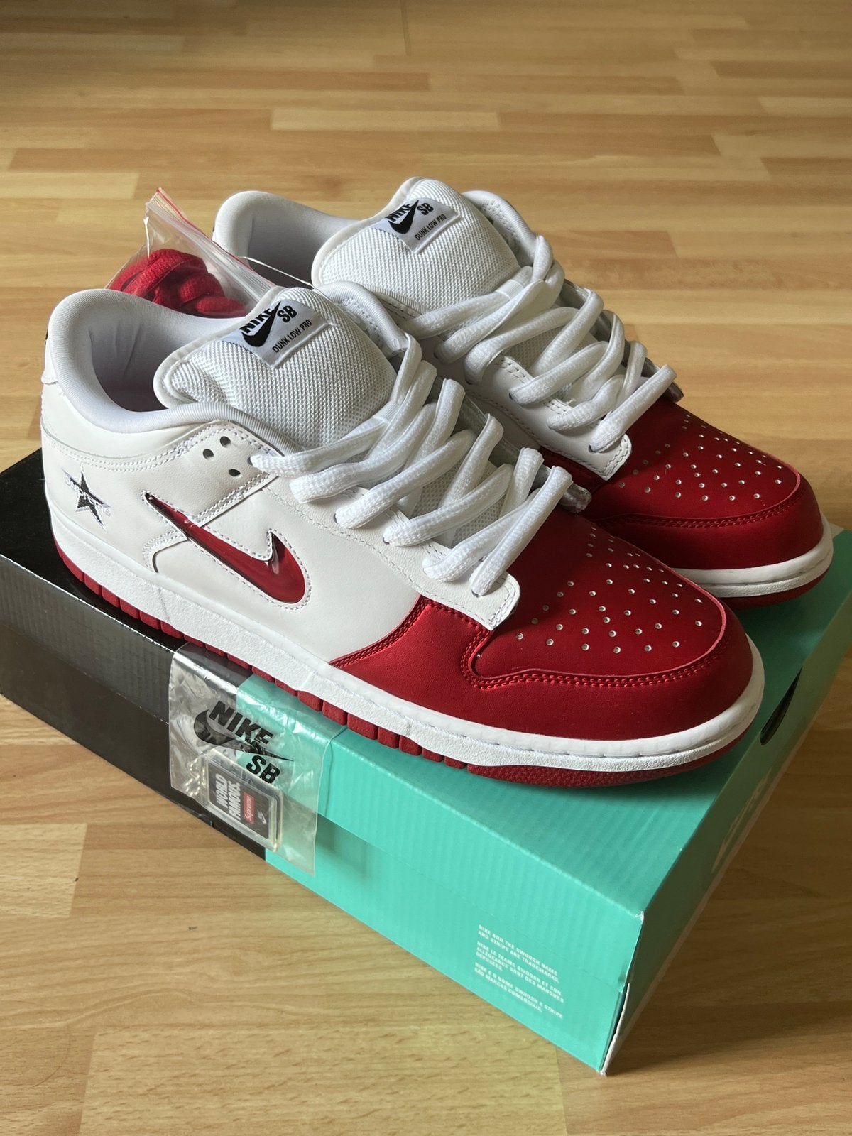 Supreme x Nike SB Dunk Low Jewel Red US 10 EU 44 NIEUW, Nieuw, Ophalen of Verzenden, Wit, Sportschoenen