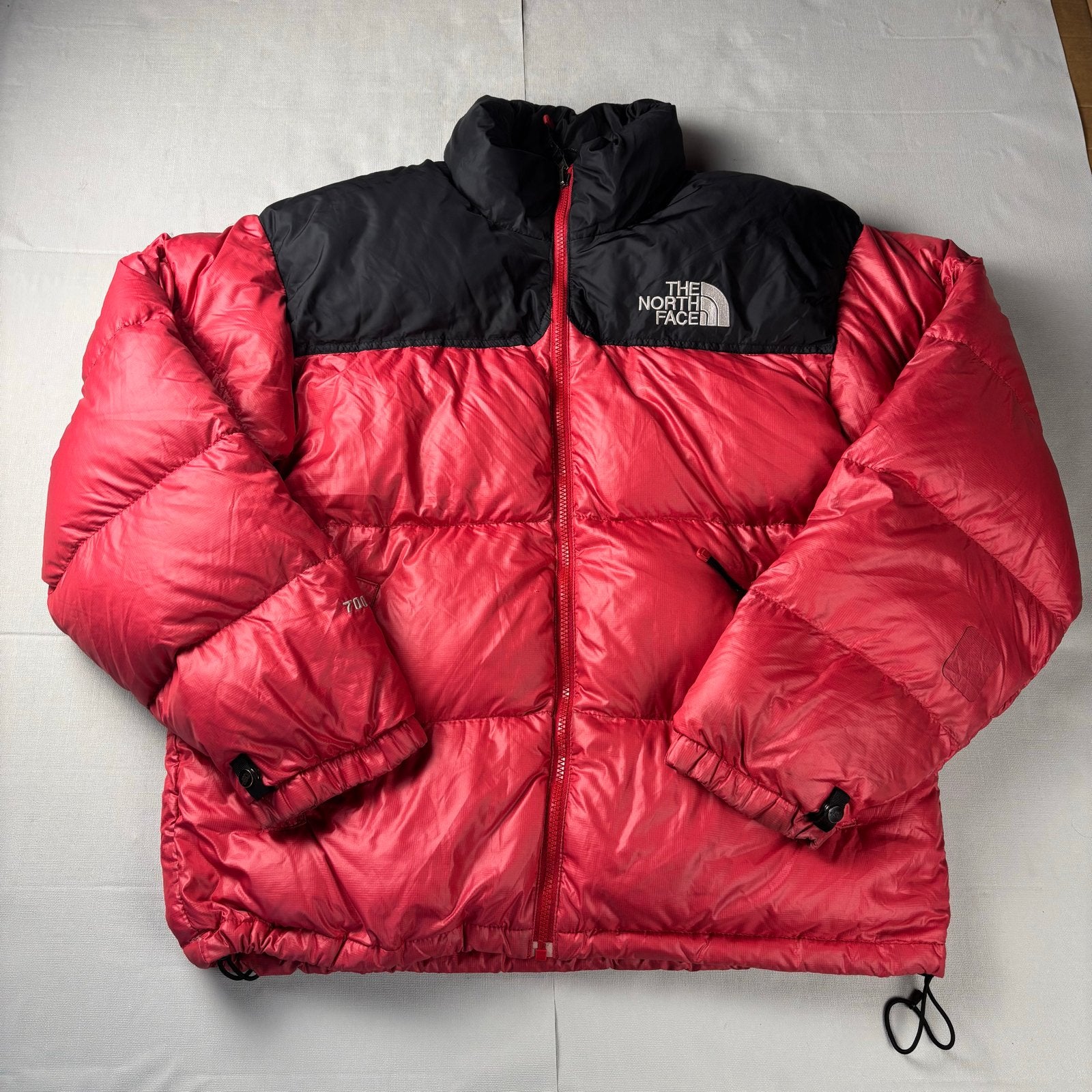 The North Face Nuptse 700 Donsjack Rood Zwart Maat L, Ophalen of Verzenden, Zo goed als nieuw, Maat 52/54 (L), Rood
