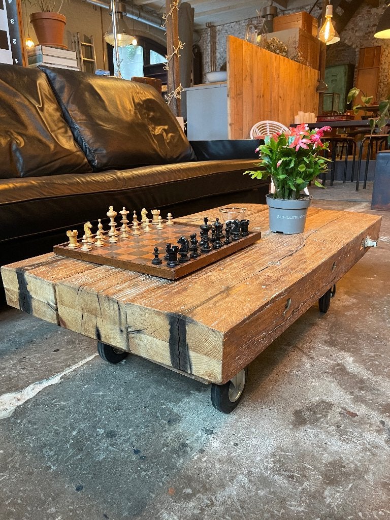 Stoere salontafel, koffietafel op wielen en dik houten blad, Ophalen of Verzenden