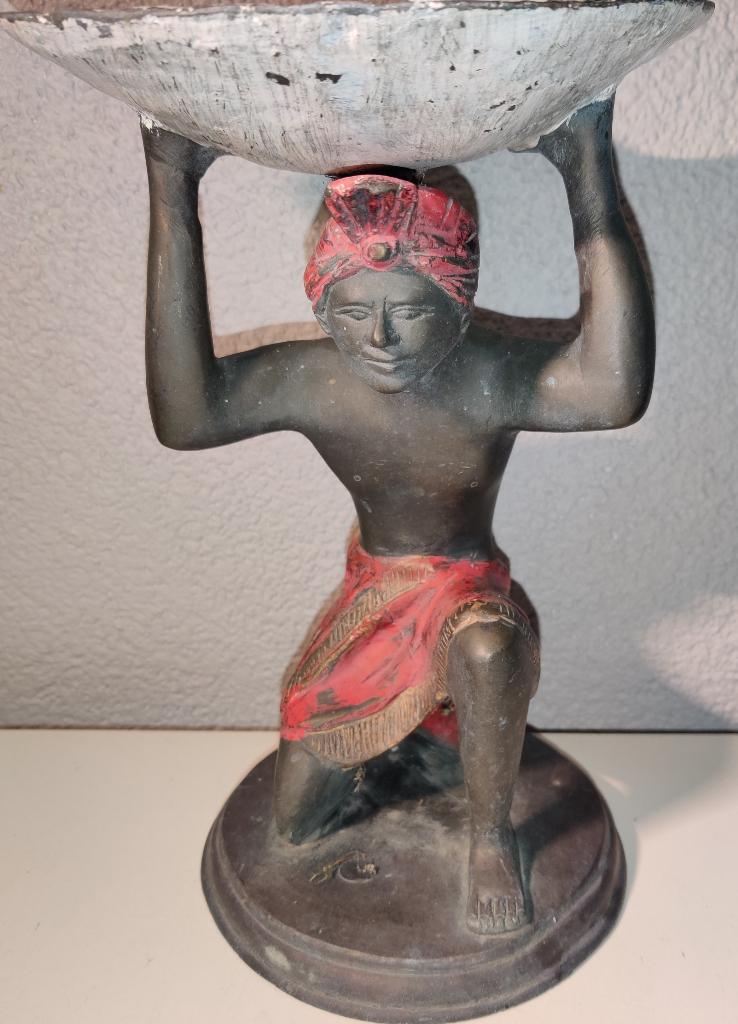 Antieke zwaar bronzen beeld die een schelp omhoog houdt, Antiek en Kunst, Ophalen, Brons
