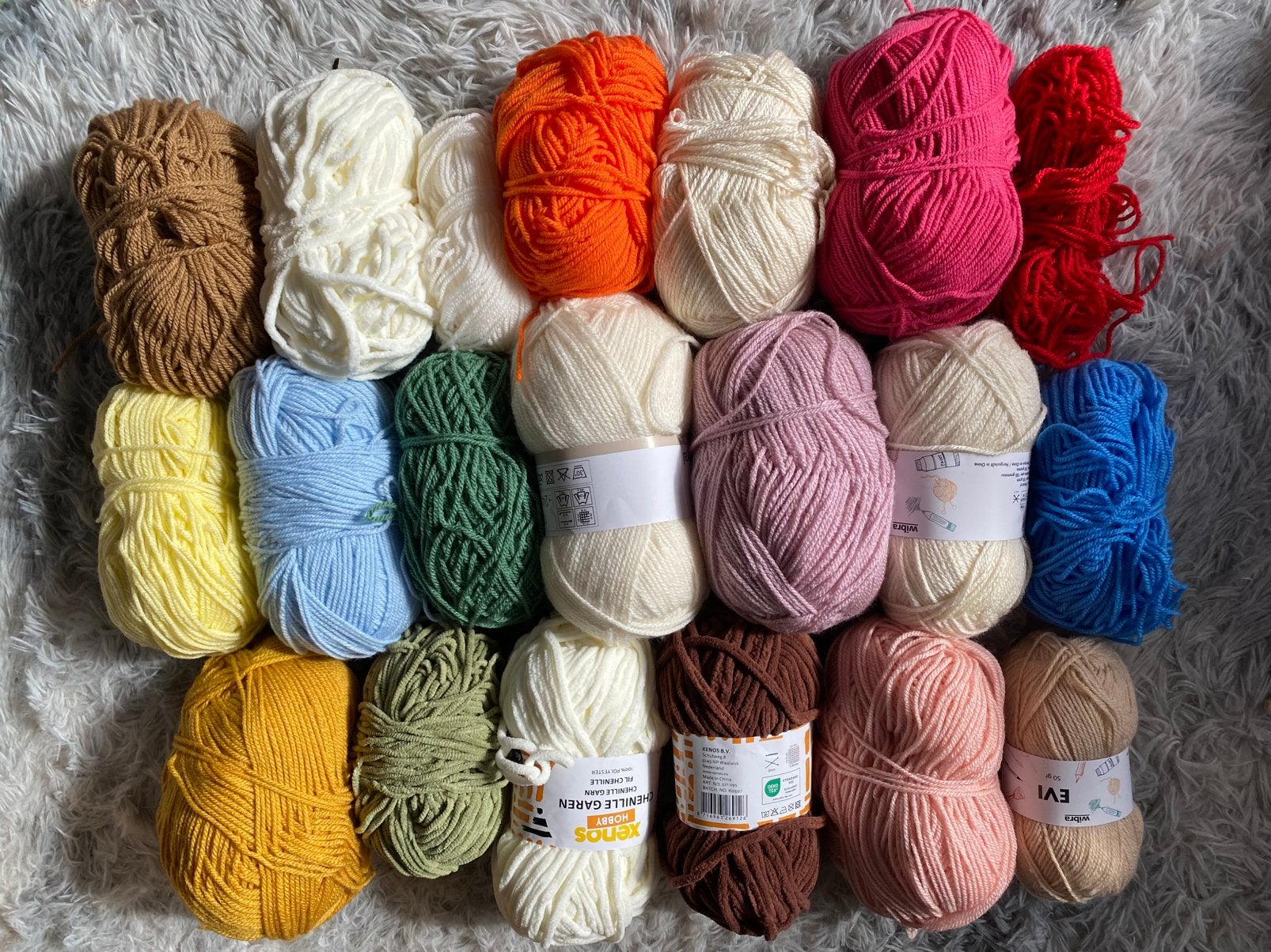 Partij wol — 18 bollen acryl + zakje katoen garen, Schutweg 8, 5145 NP Waalwijk, Nederland, Gebruikt, Xenos B.V, Mailto:klantenservice@xenos.nl
