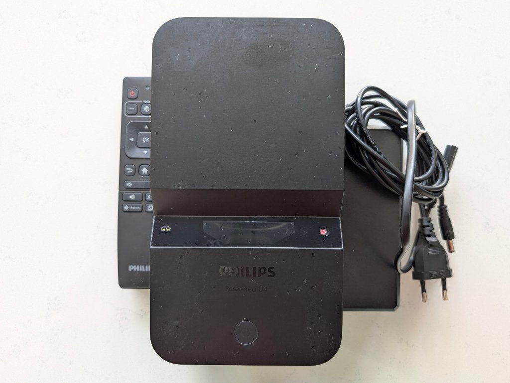 Philips Screeneo U4 UST Beamer + Google Chromecast Ultra 4K, Philips, LED, Ophalen of Verzenden, Zo goed als nieuw
