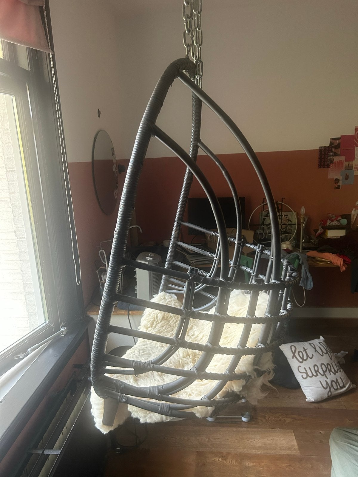 Hangstoel met ketting en schapenvacht, Huis en Inrichting, Ophalen, Zwart, Zo goed als nieuw, Metaal