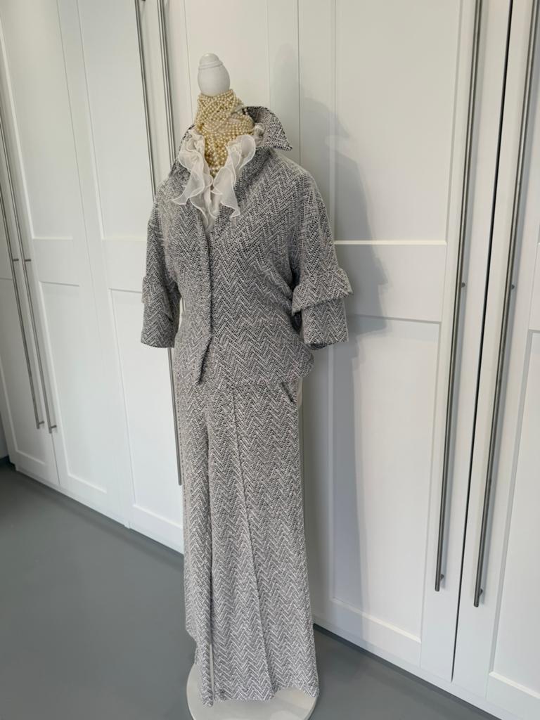 Als Nieuw Norah pak, broek en jasje grijs 40 42 l xl, Kostuum of Pak, Verzenden, Maat 42/44 (L), Zo goed als nieuw