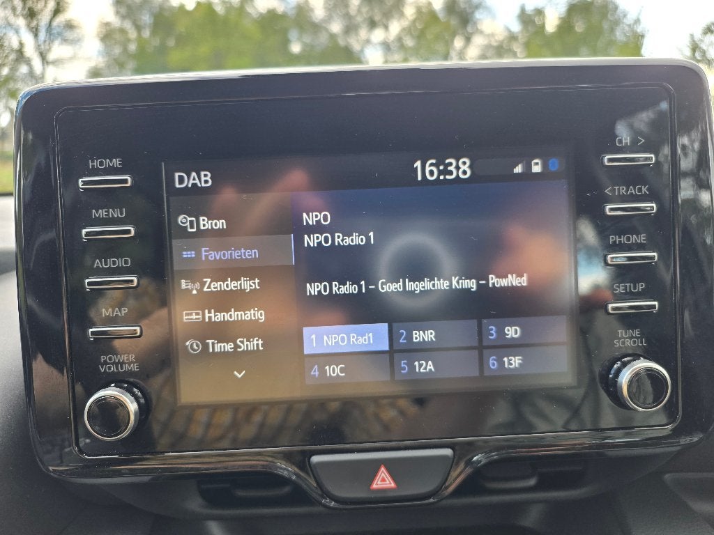 Foto 20 van Yaris Hybrid 2020 grijs Garantie Trekh, Android auto Keyless