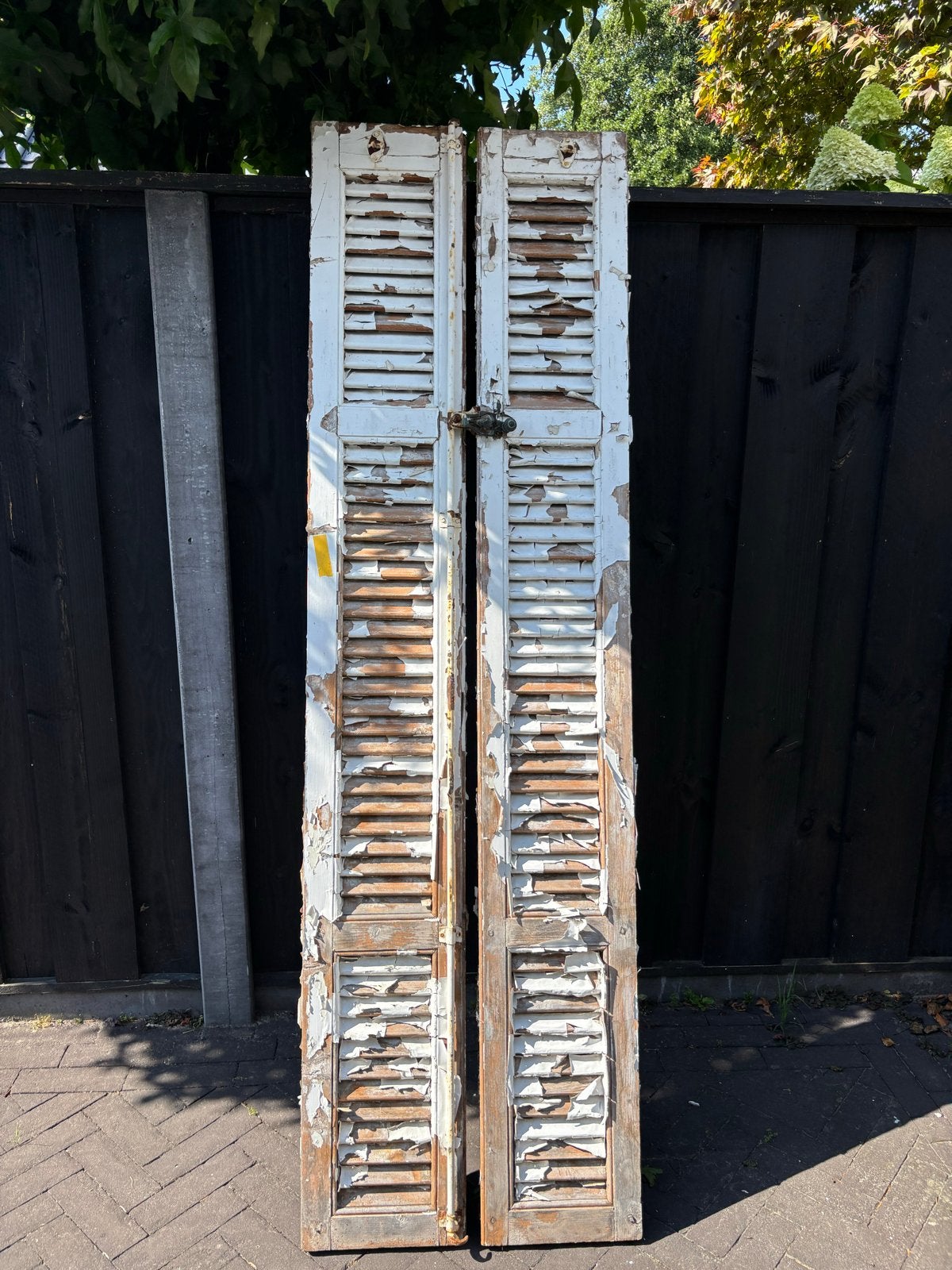 Oude houten luiken met verweerde verf, Ophalen, Gebruikt, 80 tot 100 cm, Buitendeur