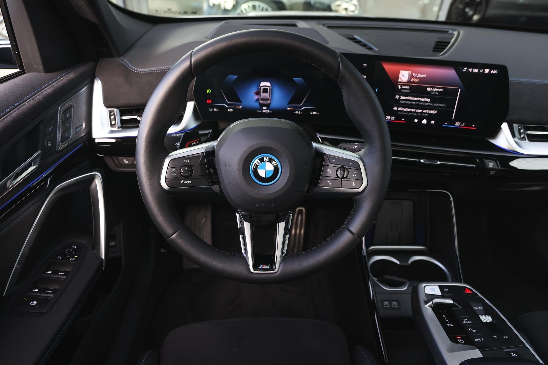 BMW iX1 eDrive20 M Sport / Panoramadak / Trekhaak / Sportsto, Dealer onderhouden, Met garantie (alle), Origineel Nederlands, 204 pk