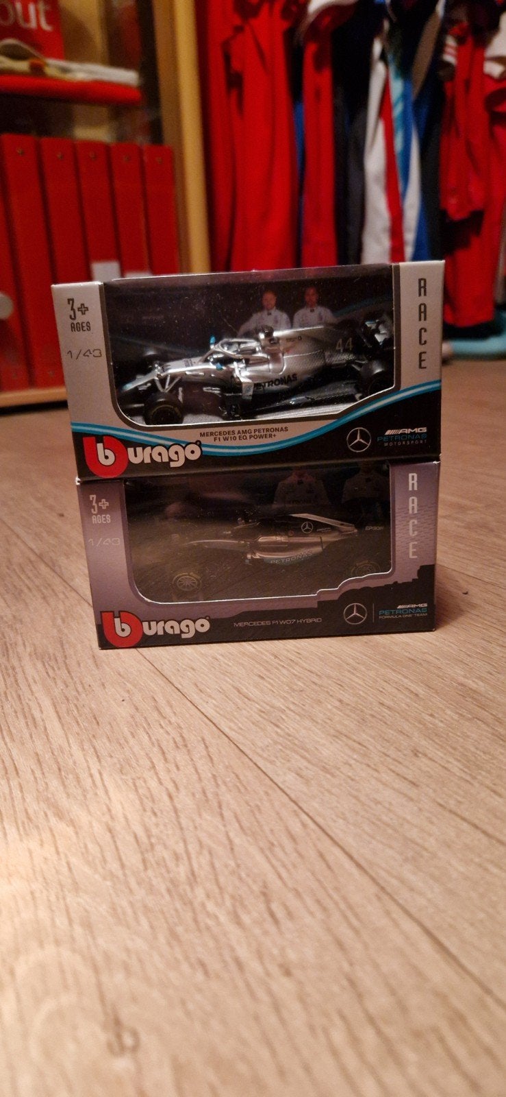 2 Mercedes F1 modelauto's - Burago 1:43, Hobby en Vrije tijd, Modelbouw | Auto's en Voertuigen, Auto, 1:32 tot 1:50, Nieuw, Ophalen