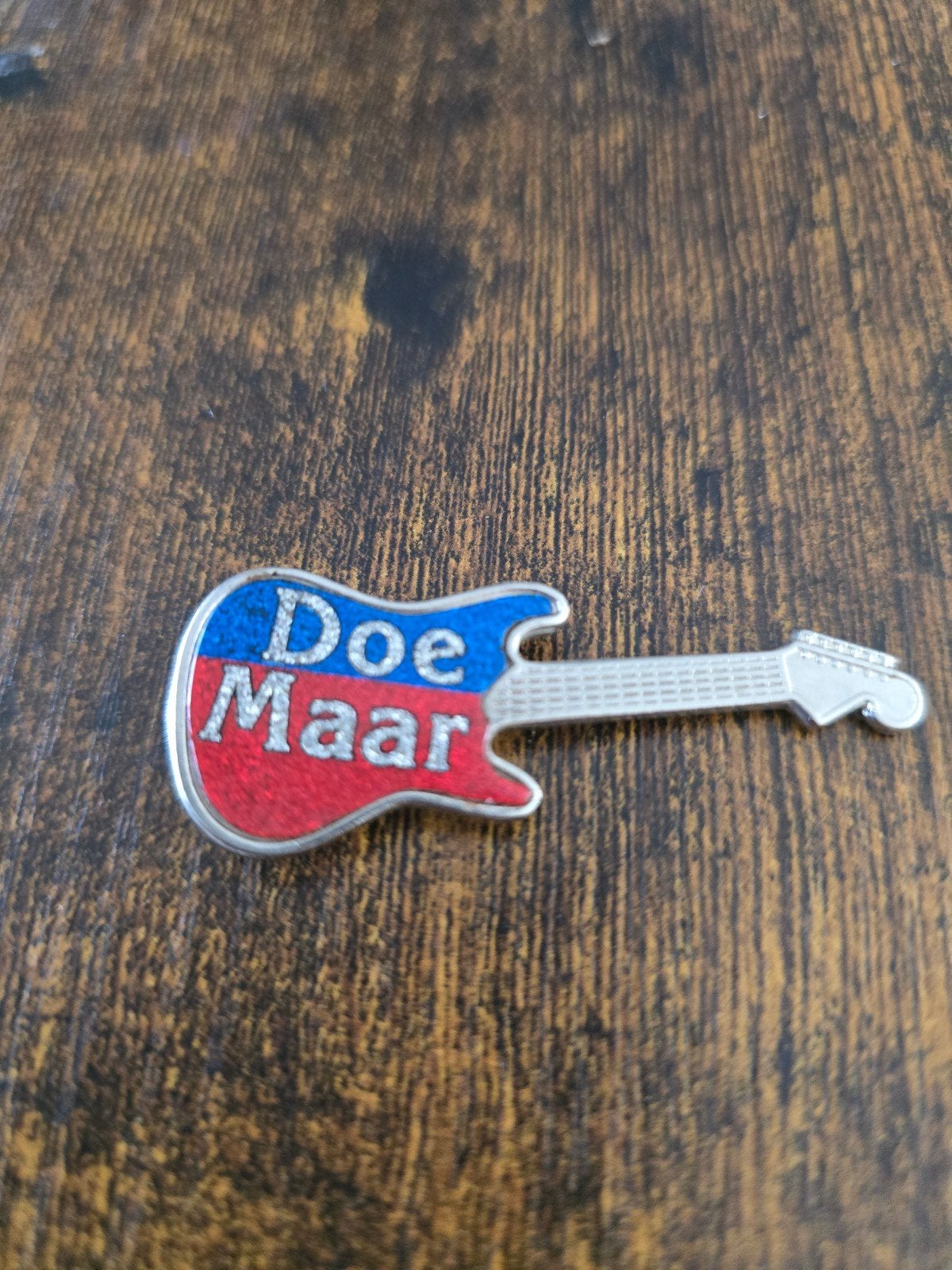 DOE MAAR gitaarspeldje, Verzamelen, Speldjes, Pins en Buttons, Ophalen of Verzenden