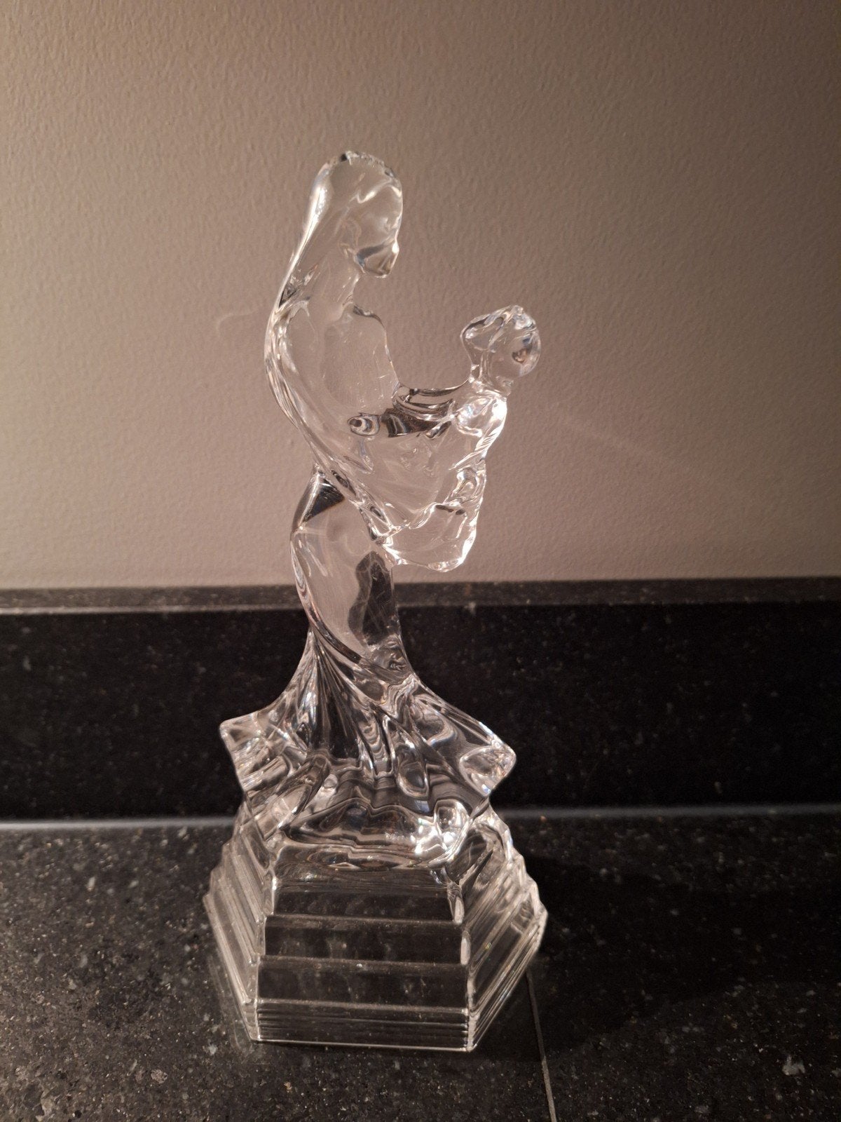 Glazen moeder en kind beeld van RCR kristal, 28 cm hoog, Ophalen of Verzenden