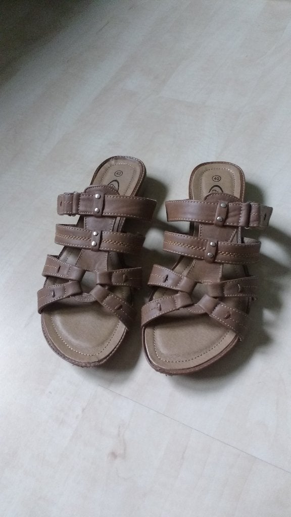 Leuke bruine slippers, Kleding | Dames, Slippers, Bruin, Ophalen of Verzenden, Zo goed als nieuw