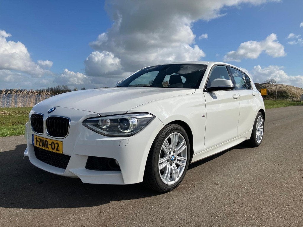 BMW 1-Serie 116i 136PK 5D 2015 Wit, Auto's, 1-Serie, Zwart, 4 cilinders, Alcantara