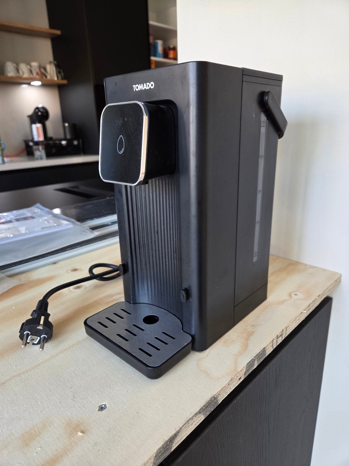 Tomado TWD2502B Heetwaterdispenser met filter, 2 liter of meer, Ophalen, Zo goed als nieuw
