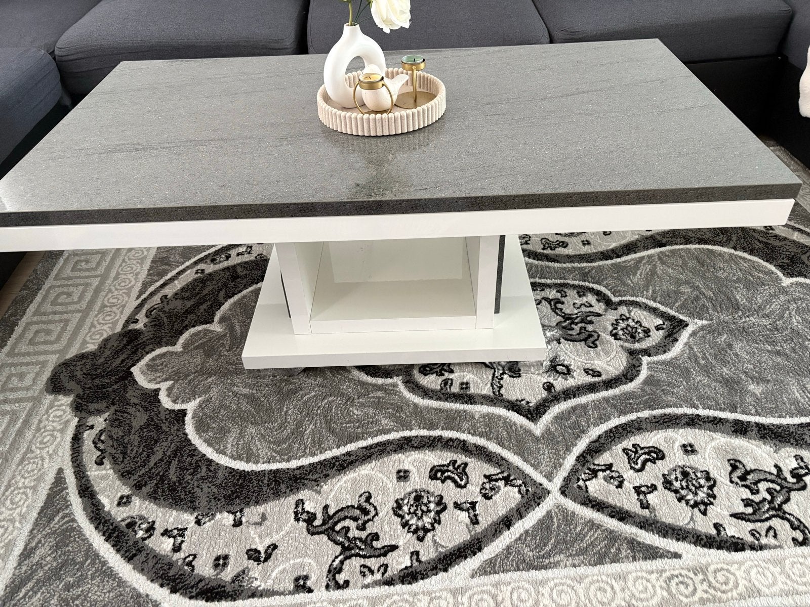 Moderne witte salontafel met grijs blad en opbergruimte, Ophalen, Gebruikt, 100 tot 150 cm, Overige vormen