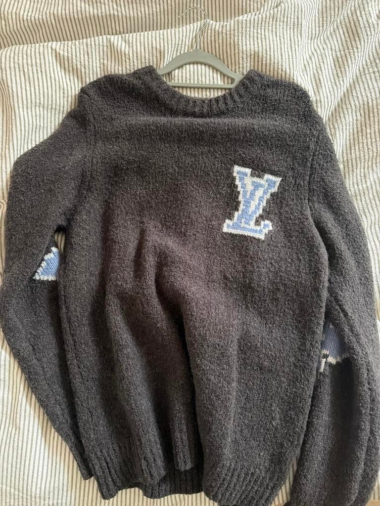Donkergrijze trui met blauw-wit logo LV, Ophalen of Verzenden, Gedragen, Overige maten, Grijs