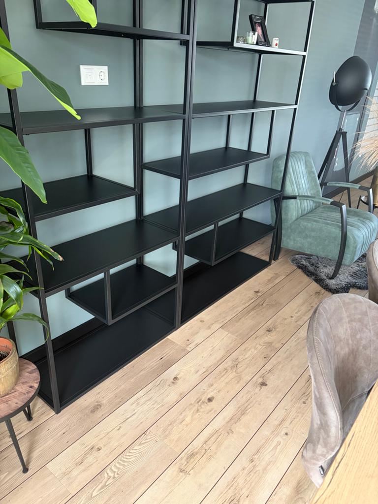 Set van 2 zwarte metalen open kasten/boekenkasten, Huis en Inrichting, Kasten | Boekenkasten, Ophalen, Met plank(en), Gebruikt