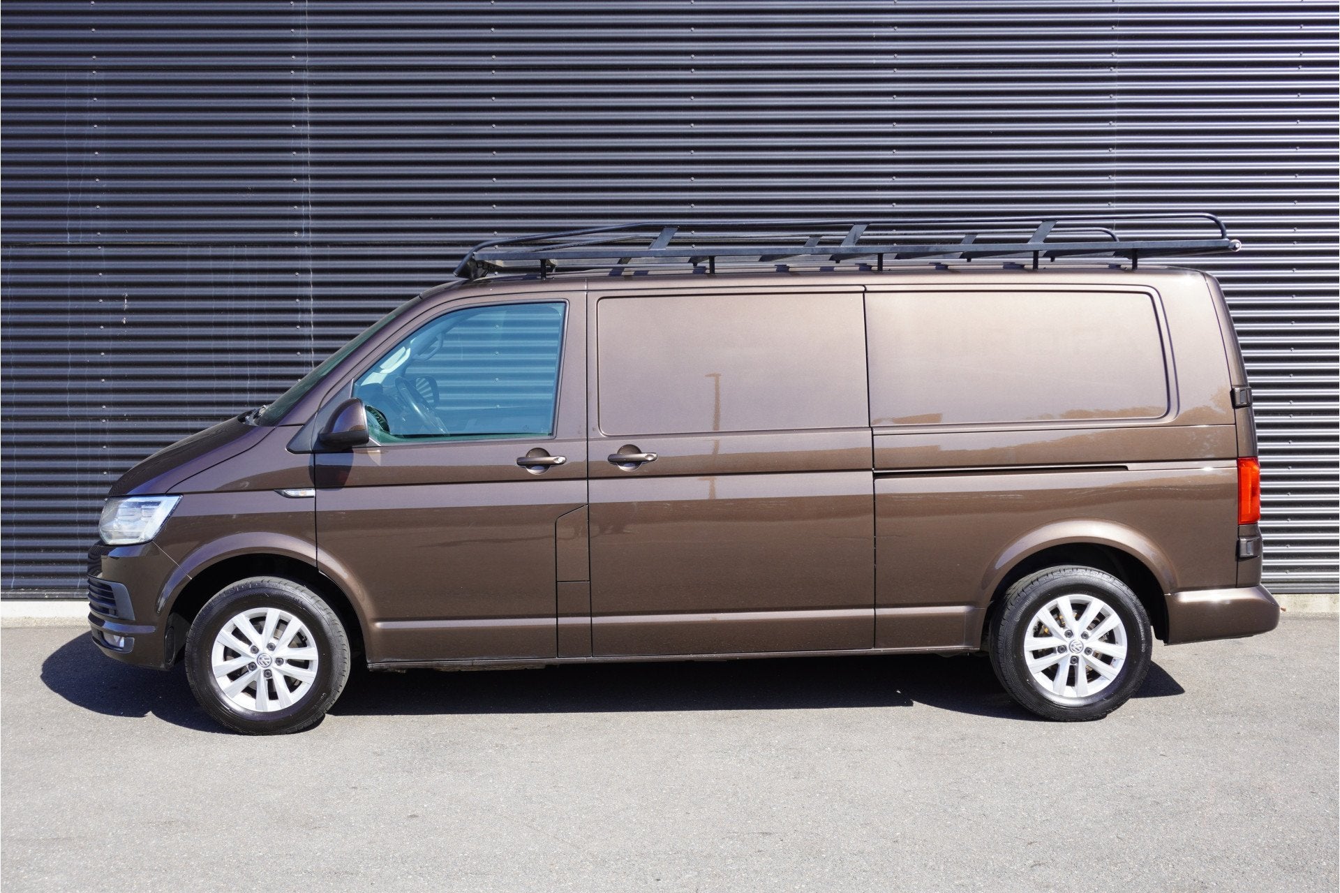 Volkswagen Transporter 140pk Automaat L2H1 2x Schuifdeur Cru, Auto's, Euro 5, Gebruikt, Zwart, 4 cilinders