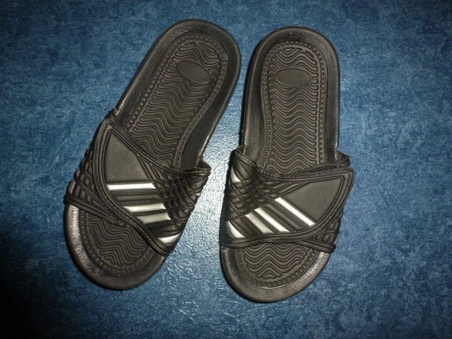 1 paar zwart met witte bad/douche slippers maat 32, Jongen of Meisje, Schoenen, Ophalen of Verzenden, Zo goed als nieuw