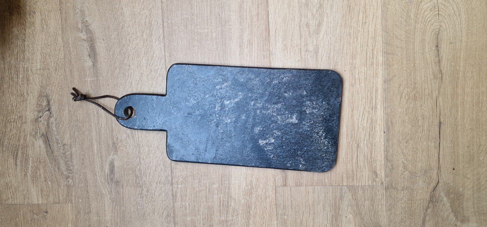 Zwart marmeren snijplank / serveerplank met handvat, Huis en Inrichting, Gebruikt, Snij-/serveerplank, Ophalen of Verzenden, Zwart