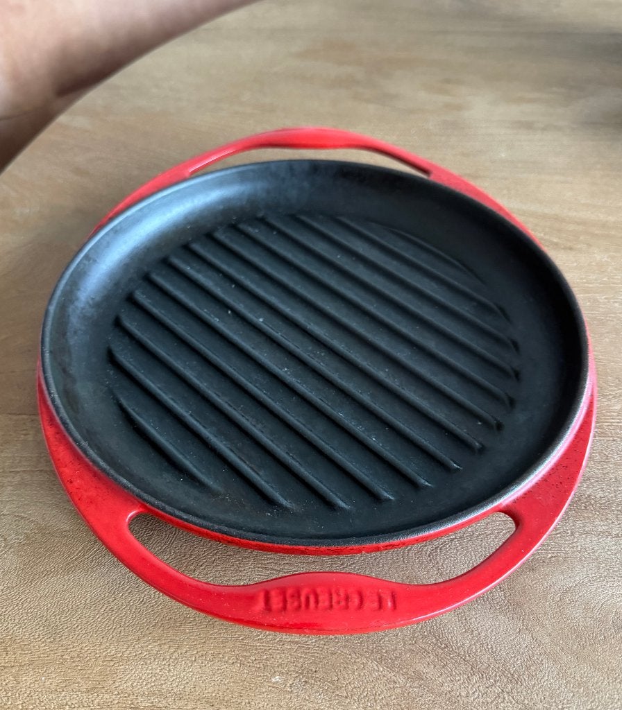 Le Creuset grillpan 25 cm. rond (rood), Ophalen of Verzenden, Zo goed als nieuw, Koekenpan of Braadpan, Gietijzer