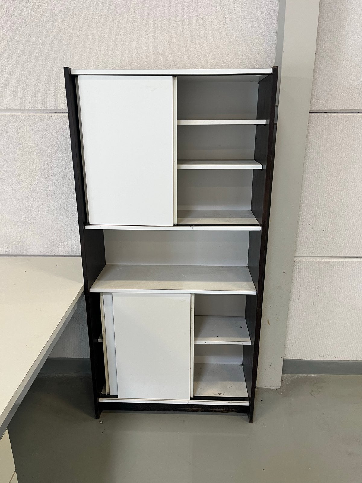 Retro Boekenkast met schuifdeuren - Bruin/Wit, Ophalen, Gebruikt, 50 tot 100 cm, 150 tot 200 cm