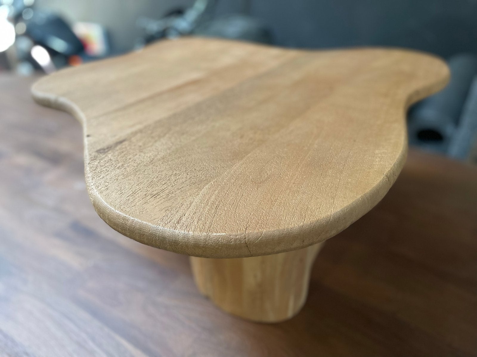 Organische bijzettafel van massief mangohout, Huis en Inrichting, Tafels | Bijzettafels, Ophalen, Minder dan 45 cm, Nieuw, 55 tot 75 cm