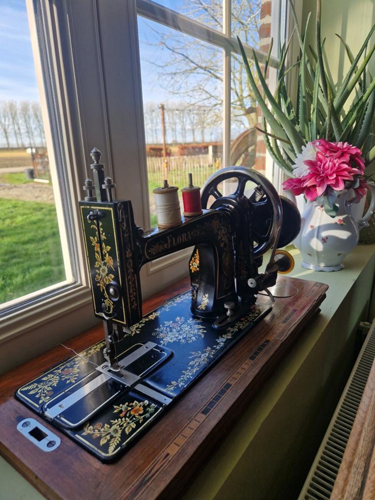 🤩 EYECATCHER 🤩 🌺 Antieke Flora naaimachine, Antiek en Kunst, Antiek | Naaimachines, Ophalen