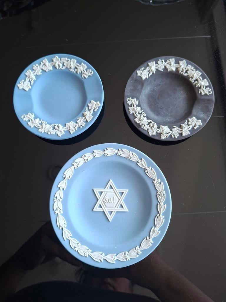3 stuks Wedgwood Jasperware: asbakjes en schaaltje Davidster, Antiek en Kunst, Ophalen of Verzenden