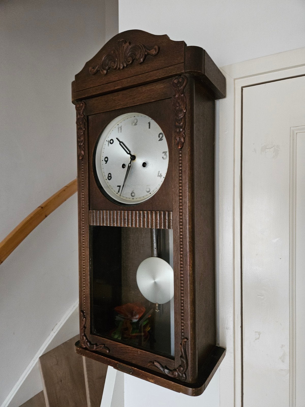 Antieke houten wandklok met slinger, Ophalen