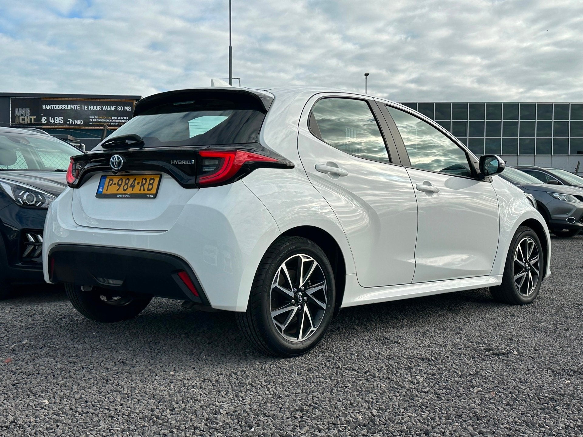 Toyota Yaris 1.5 Hybrid Dynamic/CAMERA/NAVI/CARPLAY, Auto's, Gebruikt, 450 kg, Bedrijf, 93 pk