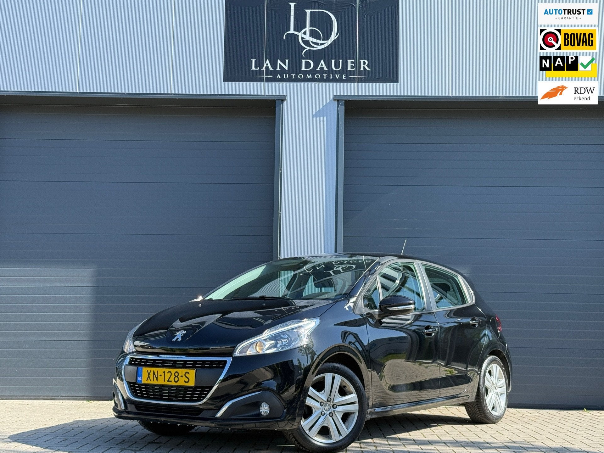 Peugeot 208 1.2 PureTech Signature / LAGE KM / NAP / CARPLAY, 83 pk, Euro 6, 1199 cc, Zwart